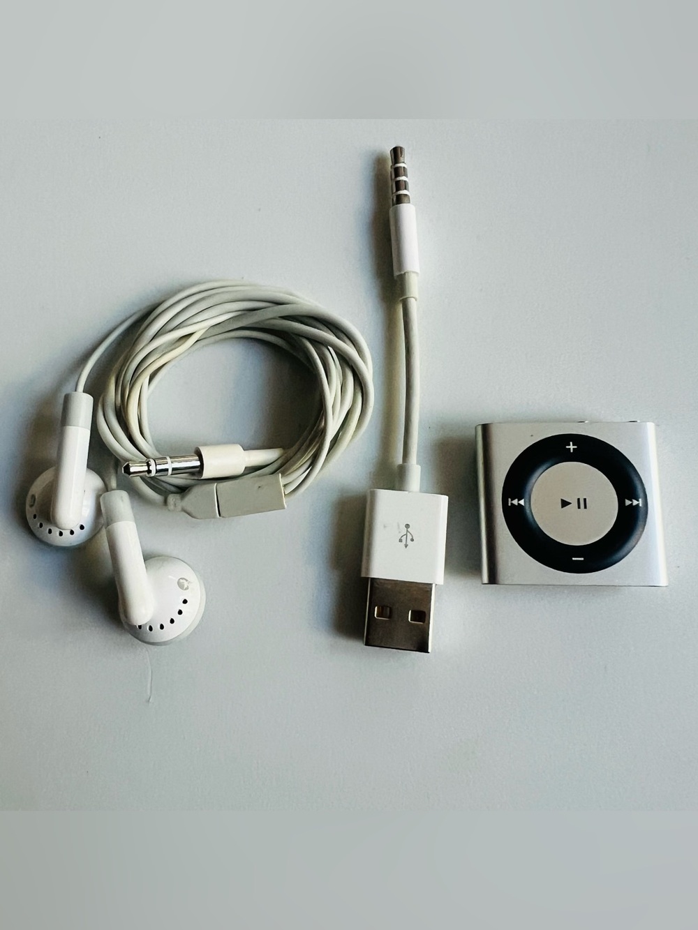 Apple Silver iPod Shuffle 4th Generation 2GB Earbuds And USB Cord Tested Working